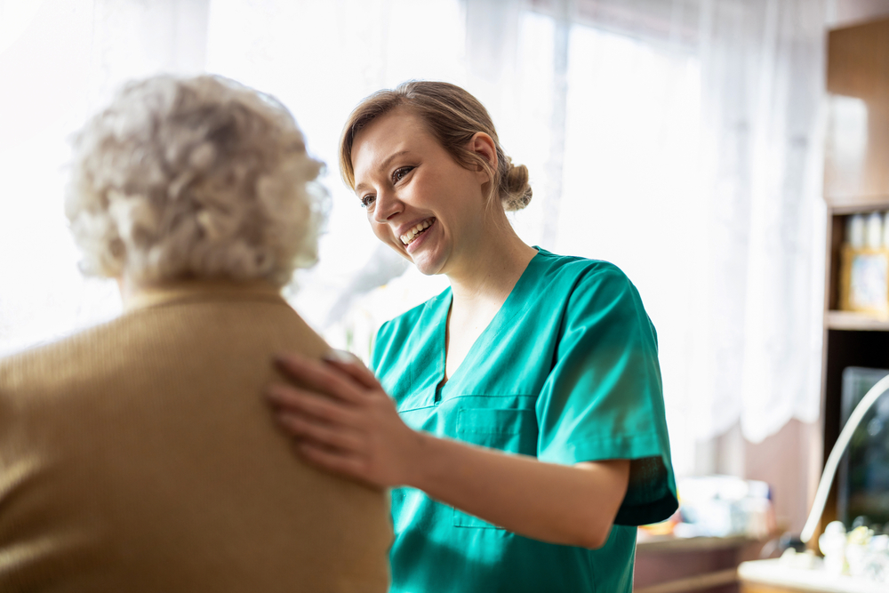 Health,Visitor,Talking,To,A,Senior,Woman,During,Home,Visit